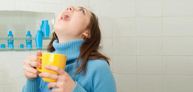 كيف تساعد المضمضة بالماء والملح في المحافظة على صحة الفم؟