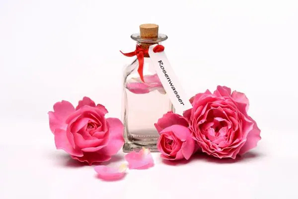 فوائد ماء الورد