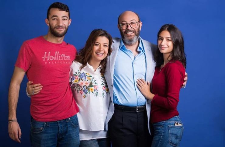 منال سلامة وعائلتها