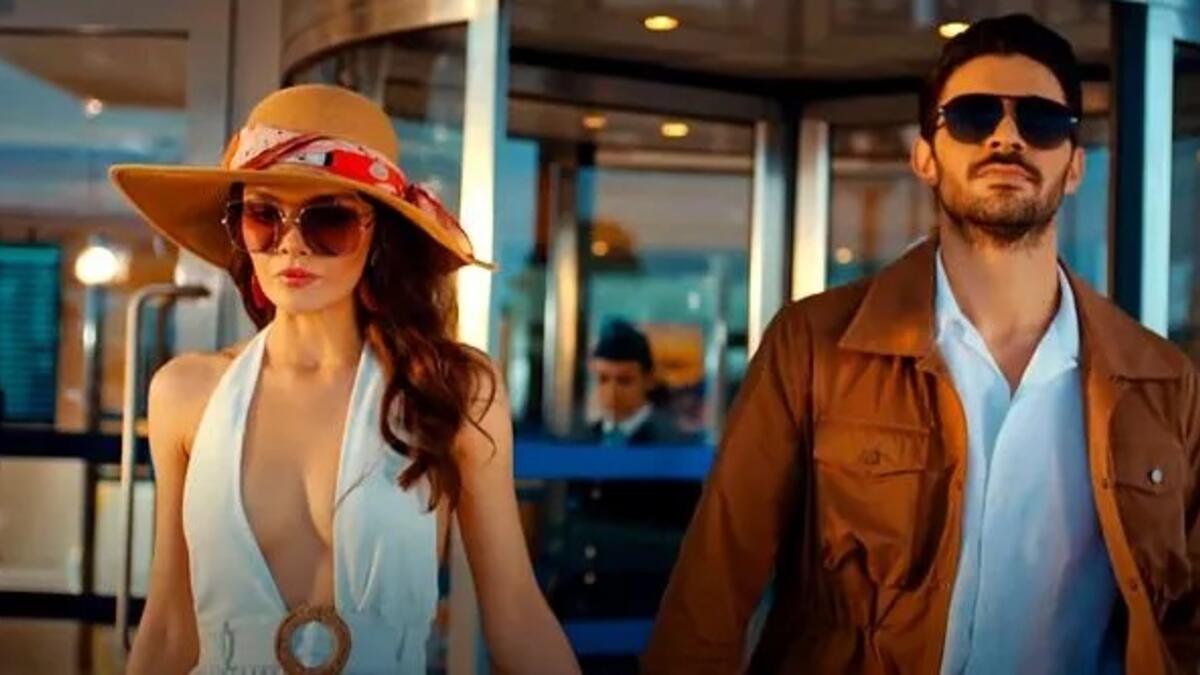 سينام اونسال تعلن عن علاقتها مع خالد اوزغور ساري 