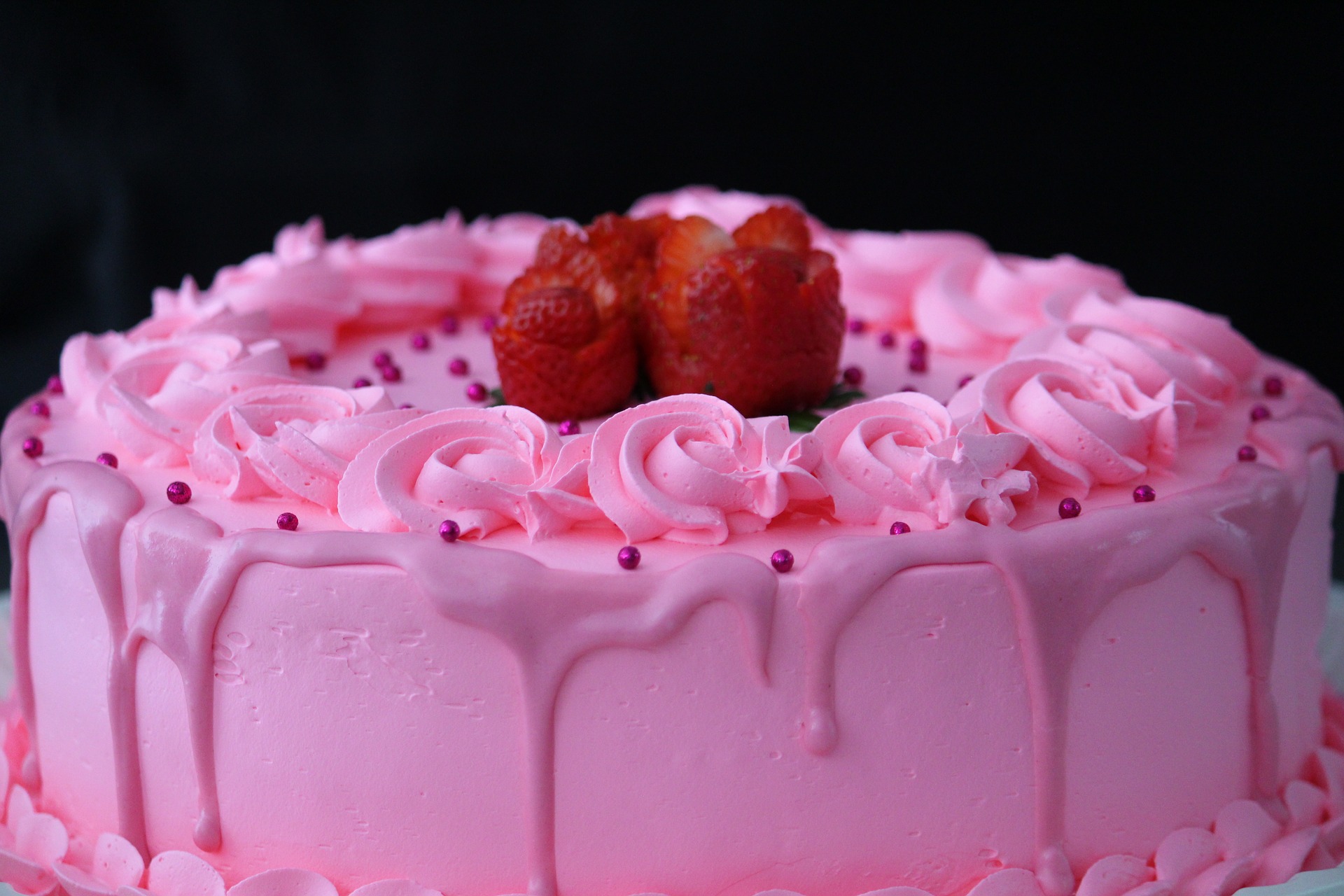Фото торта со сливками. Розовый торт. Розовый торт с клубникой. Торт в розовых тонах. Торт с розовой глазурью.