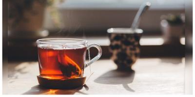 أضرار صحية وجمالية لترك كيس الشاي في الكوب مدة طويلة