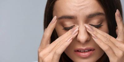 لتجنب انتفاخات العين أثناء النوم.. جربي هذه الطريقة