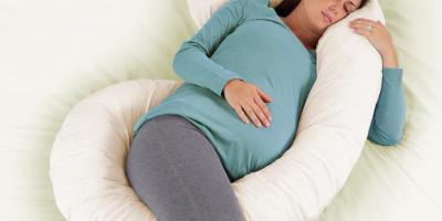  لهذه الأسباب.. ضعي وسادة بين ساقيك عند النوم