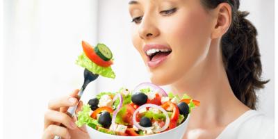 هل الأكل في وقت متأخر من الليل يسبب زيادة الوزن؟