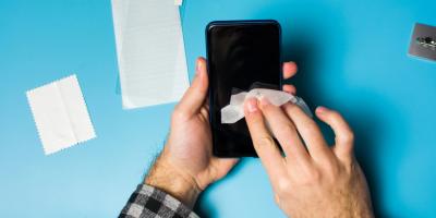 تعرفي على أكبر الأخطاء التي تقومين بها عند تنظيف هاتفك