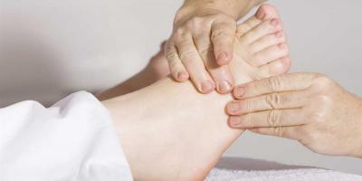 تورم القدمين خلال الحمل.. إليك السبب وطرق العلاج