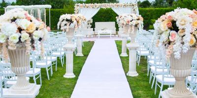 من بينها الفساتين البيضاء والجينز.. تجنبي هذه الإطلالات عند الذهاب لحفلات الزفاف