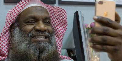 عادل الكلباني يتوعد باللجوء للقضاء بسبب تقليده في استوديو 22.. سخرية واستهزاء