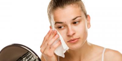 لهذه الأسباب الخطيرة.. توقفي عن استخدام المناديل المبللة في مسح مكياجك (صور)