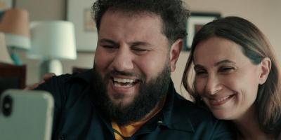 ممثل سعودي يثير الجدل بمشهد القبلة في المسلسل الأمريكي مو عامر