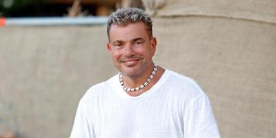 عمرو دياب يتزيَّن بالأقراط ويثير الكثير من الجدل في لبنان