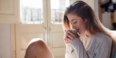 من بينها القهوة والماء.. 6 مشروبات تُطيل عمرك