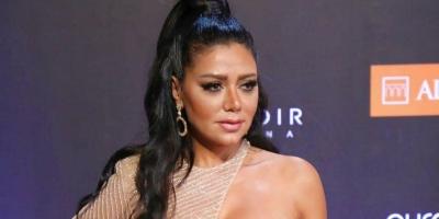 رانيا يوسف تحتفل بالصيف بين الزهور 