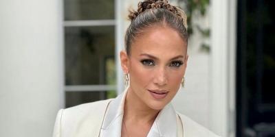 جينفير لوبيز تتألق بإطلالة مثيرة باللون الأسود من توقيع زهير مراد