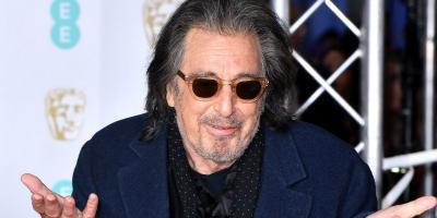  بالصور: سقوط آل باتشينو أرضًا في حفل البافتا.. والسبب مجهول!