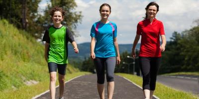 المشي بعد الأكل..هل هناك فوائد له؟ إليك الإجابة