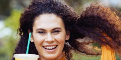 5 علاجات منزلية للتعامل مع الشعر الجاف والمتطاير