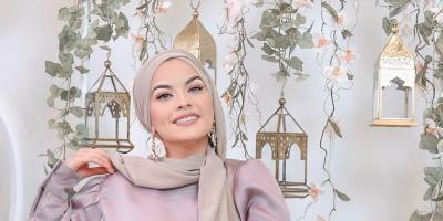 استوحي إطلالتك المحتشمة من الفاشونيستا أمينة زين.. ألوان الباستيل عشق