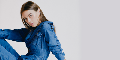 استوحي إطلالتك بالـ جمبسوت الجينز من الفنانات العربيات!