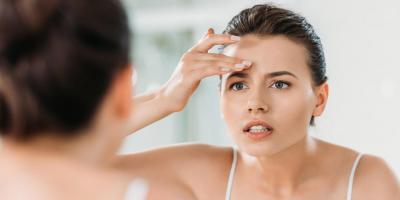 لهذه الأسباب تظهر الحبوب في حاجبيك