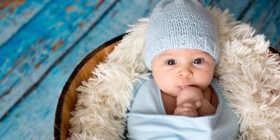 بينها العطس المستمر .. تصرفات تبدو غريبة ولكنها طبيعية يفعلها الرضع