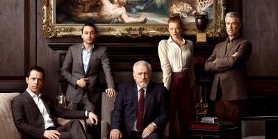 نجم Succession يضحك الجماهير على طريقة رومان روي.. ويفوز بهذه الجائزة