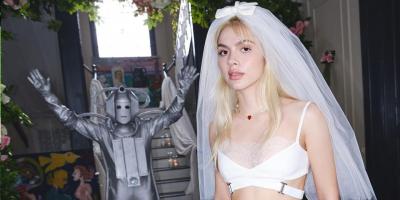 مغنية تركية تتزوج من روبوت.. ومثلي يعقد قرانهما