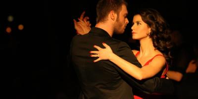 الصورة الأولى.. كيفانش تاتيلتوغ و بيرين سات في كواليس فيلمهما الجديد 