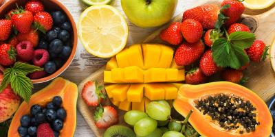 من بينها اللوز والكيوي.. أطعمة تمنحك نوم صحيًا وعميقًا