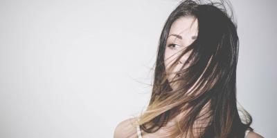 فوائد سيروم الشعر وأثاره الجانبية والفرق بينه وبين زيت الشعر؟