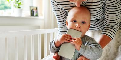 لماذا يضع طفلك كل شيء في فمه وكيف تمنعين هذه العادة؟