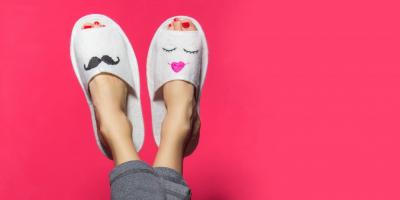 أبرزها الالتهابات وآلام الركبة... تعرف علي أضرار المشي حافى القدمين بالمنزل