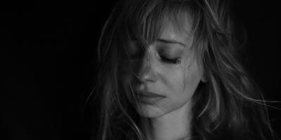 طرق طبيعية ستساعدك على التخلص من كآبة فترات انقطاع الطمث