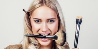 الأسنان الملونة ومكياج الأذن.. شاهدى أغرب تريندات المكياج والتجميل 