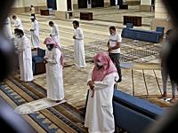 الالتزام الكامل بارتداء الكمامات في المسجد