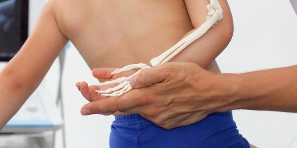 كيف يمكن للوالدين حماية عظام ومفاصل أطفالهم وهم يكبرون؟