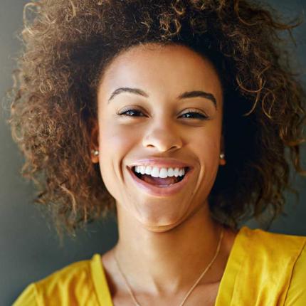 نصائح عند وضع المكياج حتى تبدو أسنانك ناصعة البياض