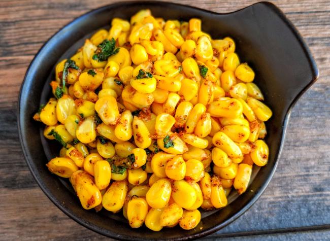 الذرة بالزبدة والبهارات