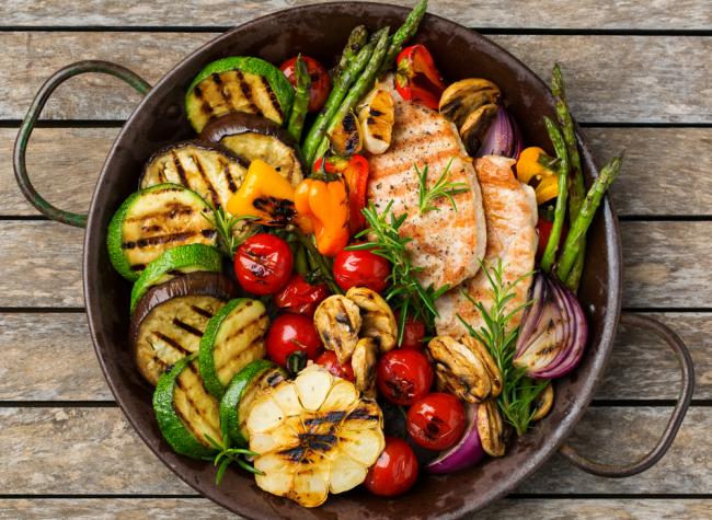 دجاج مع خضار بالفرن