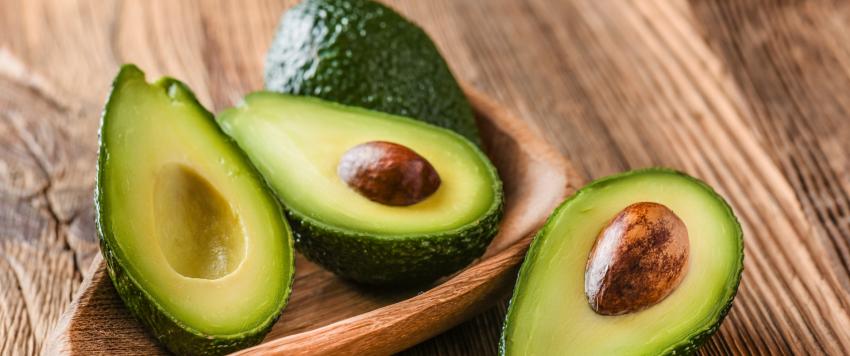 الأفوكادو يعالج البشرة الجافة