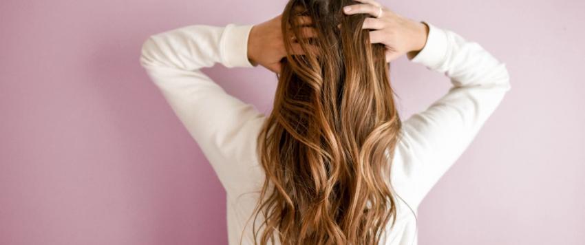 كل ما تحتاجين معرفته عن الذهب السائل للشعر