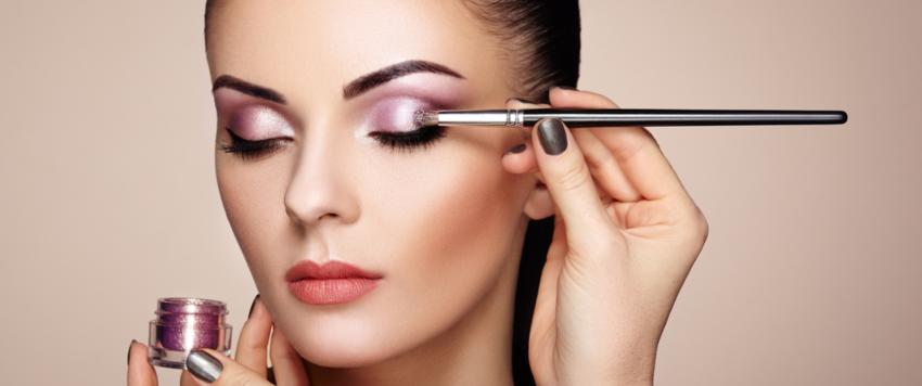  لا تضعي كريم الأساس من دون وضع طبقة رقيقة من الكريم المرطب 