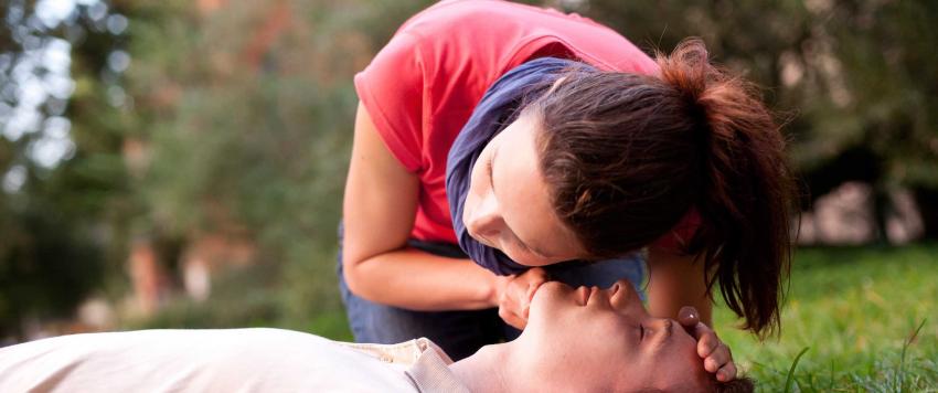 كيف تتصرفرين في حالات بلع اللسان؟