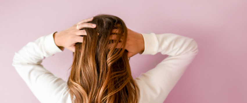 تعرفي على كيفية التفريق بين قشرة الرأس والصدفية