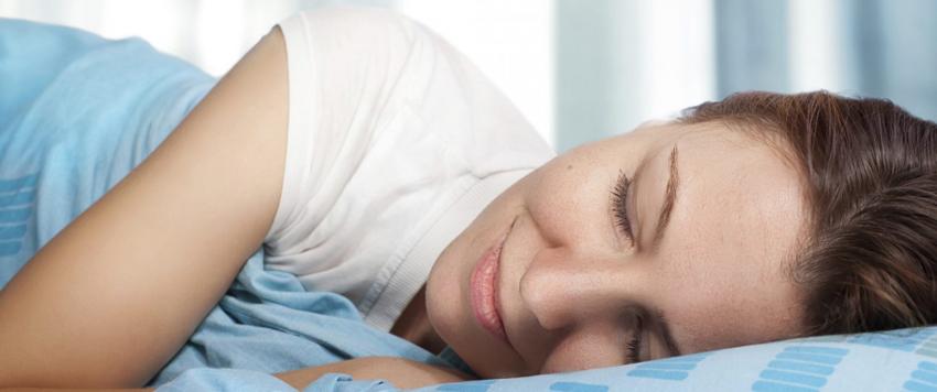 تفسير القُبلة في المنام للعزباء والمتزوجة