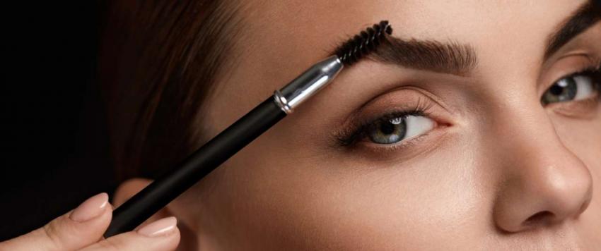 جميع النساء يعرفن مدى الألم الناتج عن عملية تهذيب وتشكيل الحاجبين