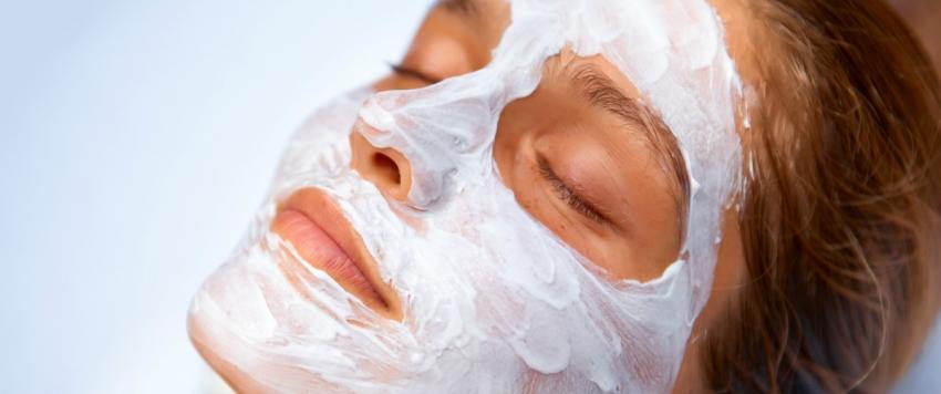 خلطات طبيعية من الحليب لتنظيف البشرة خلال أيام!