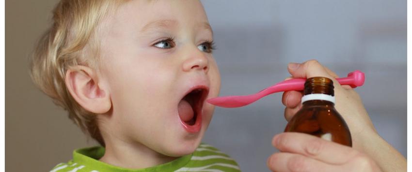 طفل يأخذ الدواء