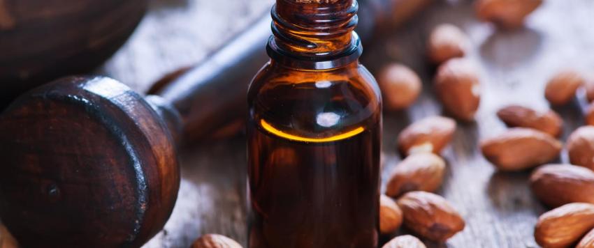 كيفية استخدام زيت اللوز للحصول على بشرة متوهجة